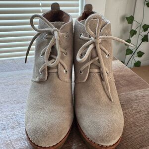 Woman’s Sperry Suede Ankle Boots